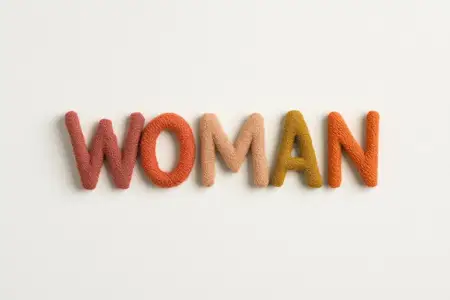 Яркие текстильные буквы образуют слово WOMAN, демонстрируя современный дизайнерский стиль