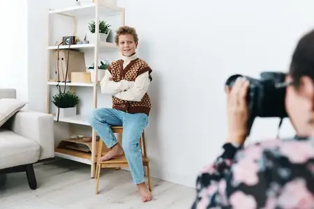 Сцена передает искреннюю игру, творчество и учебную атмосферу в уютной домашней обстановке, запечатлевая расслабленное настроение и подлинный стиль жизни в мягкой студийной атмосфере