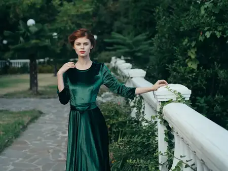 Красивая гламурная женщина в зеленом платье, элегантный стиль, природа, роскошь