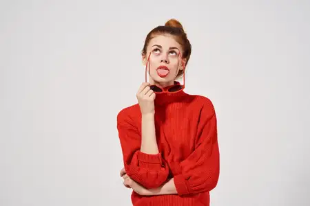 Модная женщина в солнцезащитных очках в современном стиле на светлом фоне