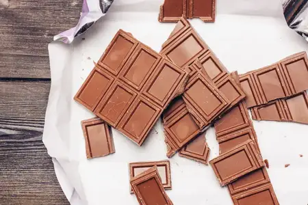 Шоколадные конфеты, лакомство, десерт, деревянный стол, торт