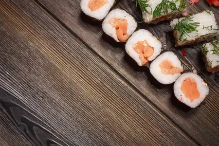 Суши, палочки для еды, имбирь — это закуска, деликатес, изысканная еда, диетическое блюдо