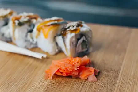 Палочки для суши, красный имбирь, японская кухня, доставка, вид сверху