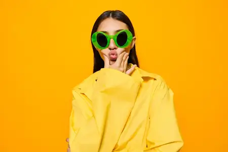 Женщина, молодая, привлекательная, веселая, модная, стильная, стиль жизни, брюнетка, радостная, монохром, танец, креативная, человек, счастливая, солнцезащитные очки, девушка, желтый цвет, красивая…