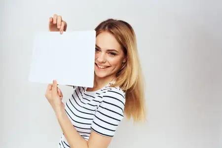 Женщина держит в руках лист бумаги
