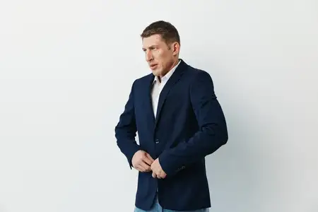 Уверенный в себе стильный молодой мужчина европеоидной расы