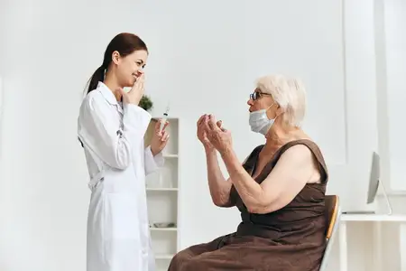 Медсестра делает укол пожилой женщине, вакцинация, паспорт вакцинации