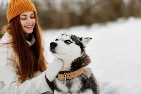 Жизнерадостная женщина на снегу гуляет, играет и отдыхает