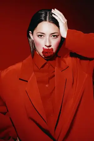 Стильная молодая женщина, портрет красивой модели с привлекательными этническими чертами, позирующей с элегантностью и грацией в студийной обстановке, воплощающей современный индийский стиль