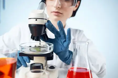 Женщина-лаборант работает с микроскопом, занимаясь научными исследованиями и технологиями