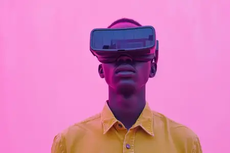 Молодой африканец погружён в опыт виртуальной реальности с VR-очками на розовом фоне