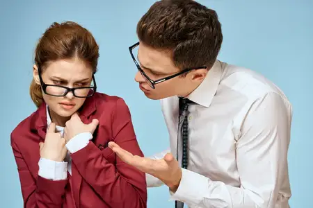 Молодая деловая пара, официальные сотрудники, в офисе на синем фоне