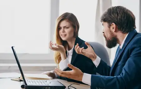 Коллеги по работе за рабочим столом, финансовая работа, общение, эмоции