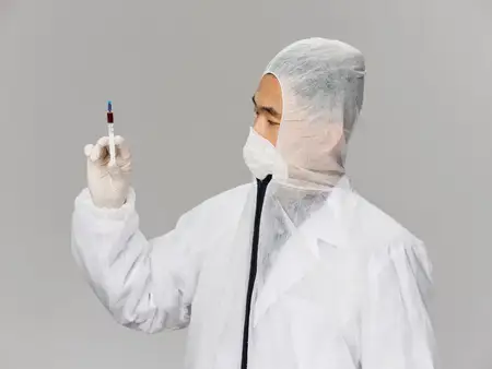 Лаборант Мухина занимается защитой вакцины и проводит исследовательский тест