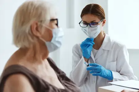 Медицинская маска, медсестра проводит вакцинацию пожилой женщины, вакцинный паспорт