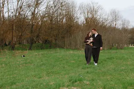 Пара на прогулке в парке, на природе, в компании собаки