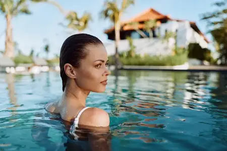 Крупный план воды и сияния кожи, демонстрирующий красоту, безмятежность и уверенность