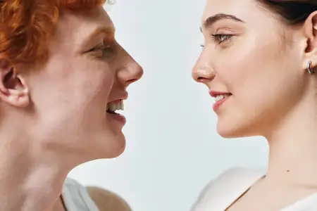 Крупный план мужчины и женщины, улыбающихся лицом к лицу с дружелюбными выражениями
