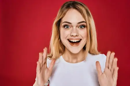 Симпатичная женщина улыбается