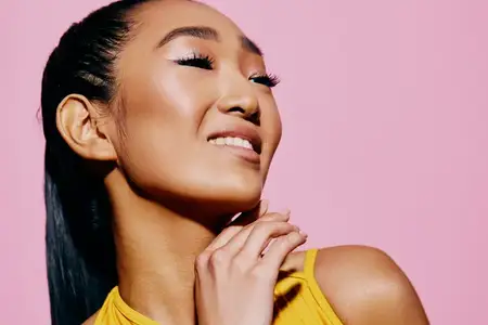 Милая женщина, женский фон, желтый, мода, белый, стиль жизни, удивленная, улыбающаяся, удивленная, портрет, красота, тренд, взволнованная, веселье, брюнетка, персона, розовый, кожа