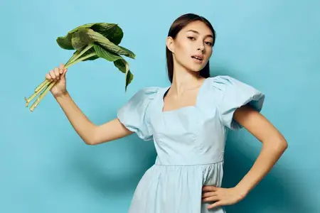 Женщина с макияжем, в студии, с сумочкой, улыбается