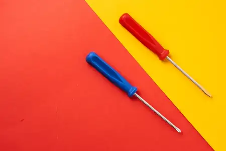 Строительные инструменты, отвёртки на двойном фоне, ремонтное оборудование, промышленность
