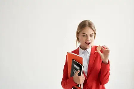 Симпатичная деловая женщина в красном пиджаке, криптовалюта, технологии, экономика