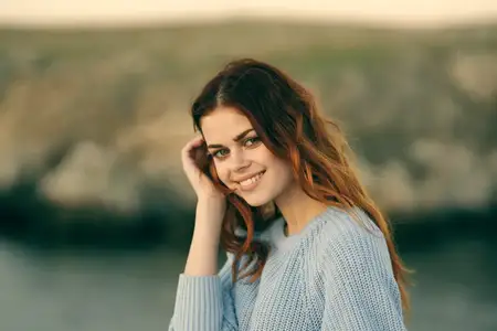 Симпатичная женщина на открытом воздухе, среди скалистых гор, очарование, крупный план, путешествие