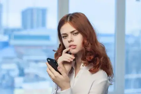Симпатичная женщина в рубашке с телефоном в руке, технологии, профессионал, официальный стиль