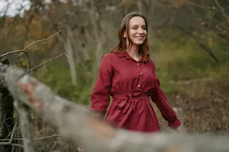 Мягкий осенний пейзаж с легким ветерком и теплыми тонами, создающий спокойное, честное настроение, которое подчеркивает реальную жизнь, простой стиль и близкий момент на природе
