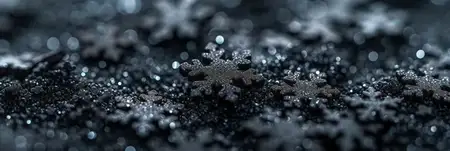 Зимняя сказка: сверкающие снежинки и капельки воды на темном фоне, создающие волшебный узор снегопада и морозной красоты