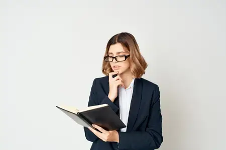 Женщина позирует в офисе на светлом фоне, демонстрируя эмоции