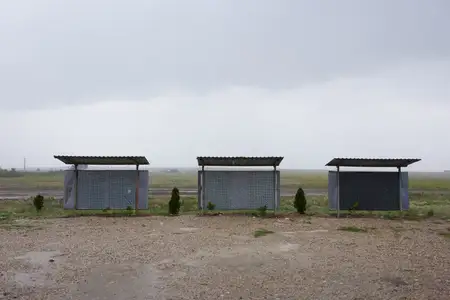 Остановка общественного транспорта на фоне загородного пейзажа