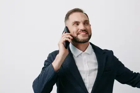 Яркий корпоративный портрет, подчеркивающий эмоции и коммуникацию, запечатлевший квалифицированного профессионала, готового к встречам, сделкам и сотрудничеству со спокойным, решительным выражением…