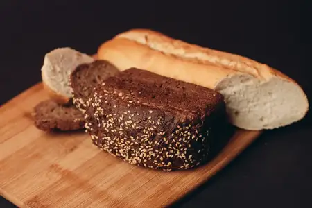 Мучные изделия на деревянной доске, выпечка, буханка хлеба