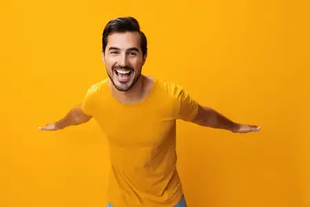 Улыбающийся мужчина на жёлтом фоне