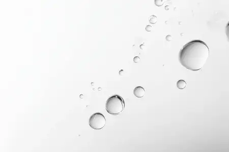 Абстрактное изображение крупным планом с каплями воды на гладкой поверхности
