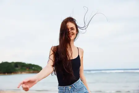 Молодая женщина на закате у воды