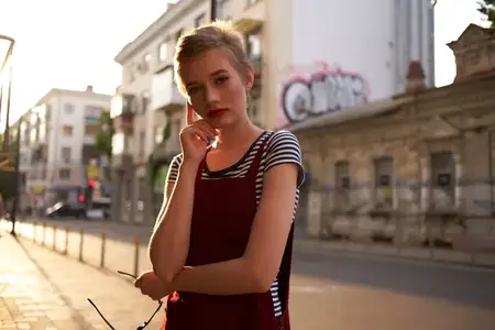 Симпатичная женщина на прогулке на свежем воздухе, отдых