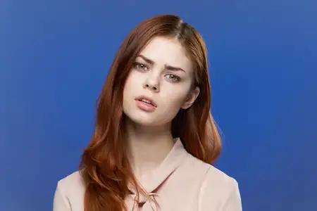 Привлекательная женщина, роскошь, эмоция, очарование, кадрированный вид на голубом фоне