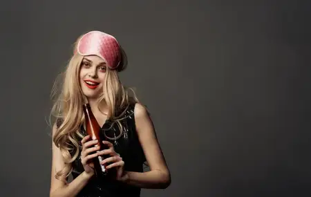 Пьяная женщина с бутылкой, маска для сна, эмоция