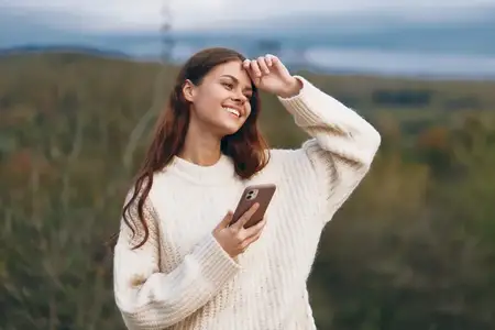 Женщина в горах: улыбающаяся туристка в киберприключении на природе