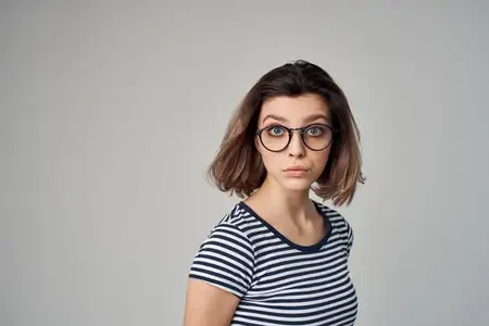 Красивая женщина в модной одежде, современный стиль и прическа