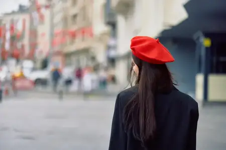 Женщина улыбается и гуляет по городу на фоне офисных зданий