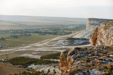 Живописный вид на долину с дорогой вдалеке, путешествие-приключение на природе, красота и безмятежность сельской местности