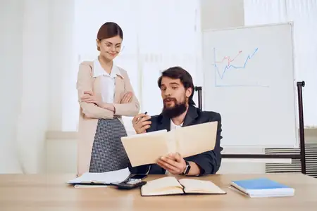 Коллеги по работе в офисе общаются и проявляют эмоции