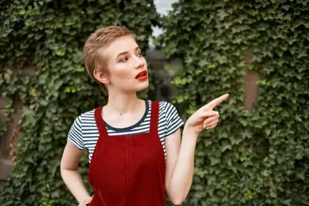 Привлекательная модная женщина позирует на открытом воздухе в романтичной обстановке