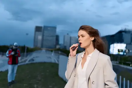 Уравновешенная деловая женщина парит на фоне драматичного городского горизонта, отражая уверенность и современные тенденции в городской моде, идеально подходит для профессионального использования