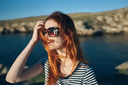 Женщина путешествует на природе в горах