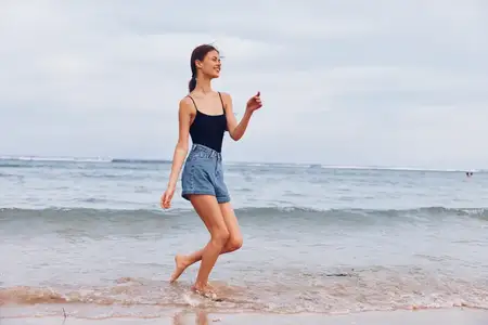 Улыбка, женщина, пространство, восход, девушка, лето, закат, отдых, море, пляж, молодая, путешествие, беззаботная, копия, человек, здоровый образ жизни, прогулка, океан, свобода, красота, бегущая…